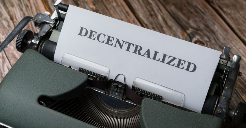 Microservices Scalability - A typewriter with a paper that says decentalized