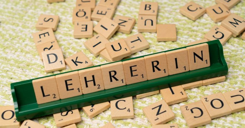 Learning Resources - A scrabble board with the word lehrerin written on it